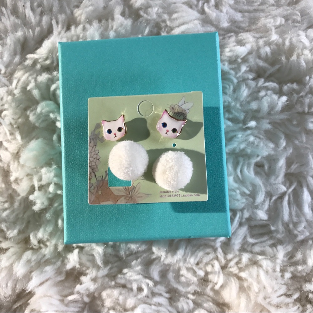 Women cat earrings white
